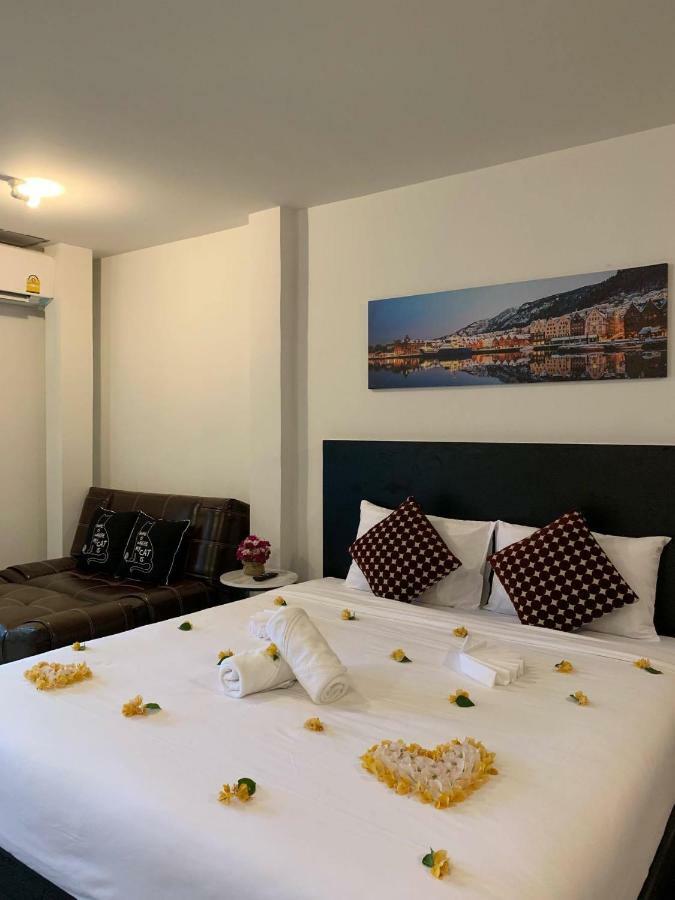 Beam House Hotel Patong Bagian luar foto
